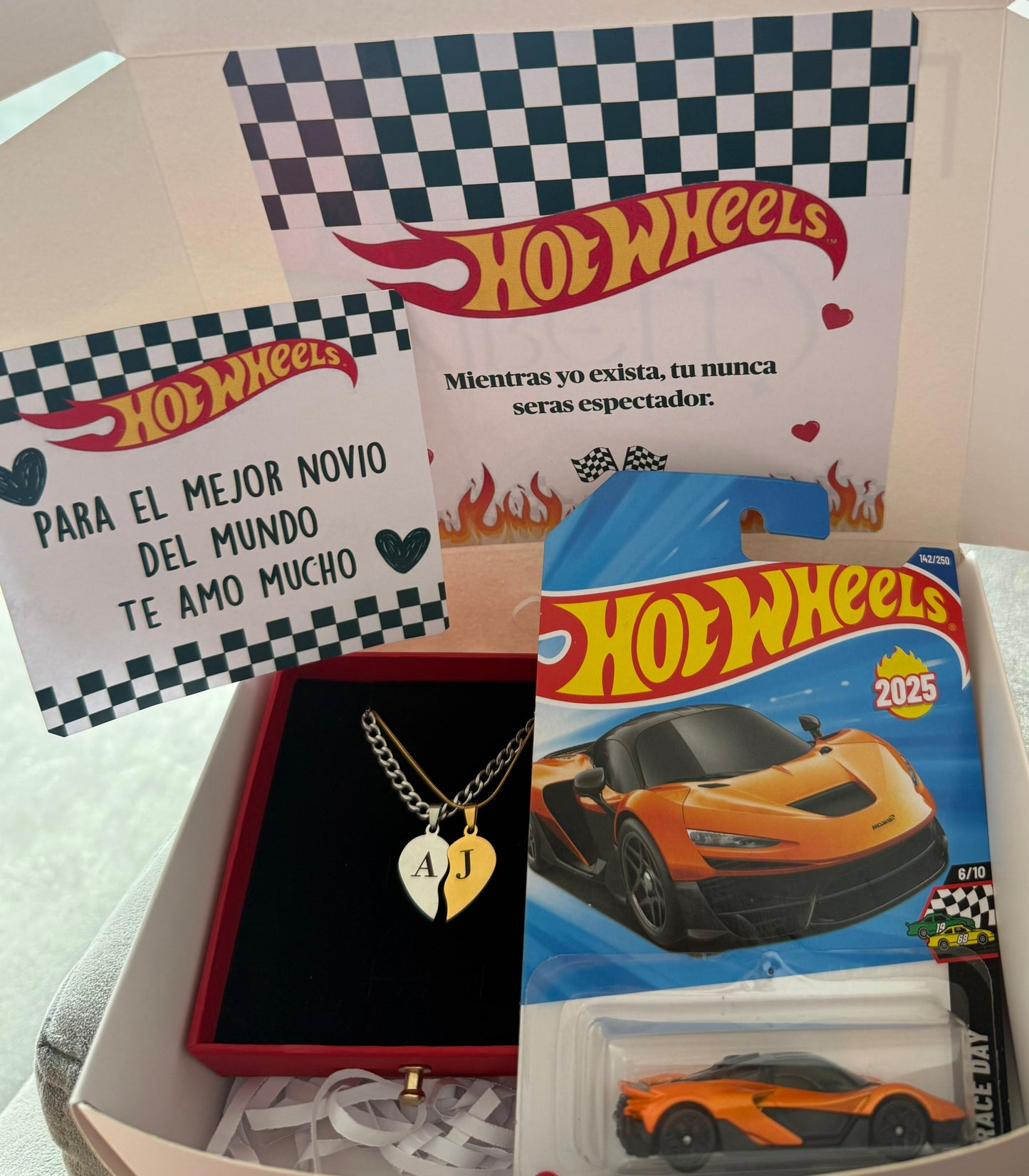 “Siempre Juntos” 2 collares personalizados + Carro Hot Wheels y Box de Regalo