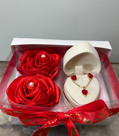 COLLAR CORAZÓN ROJO + CAJA DE REGALO CON ROSAS